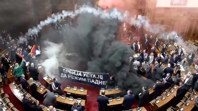 অধিবেশন চলাকালে সার্বিয়ার পার্লামেন্টে গ্রেনেড হামলা, স্ট্রোক করেন আইনপ্রণেতা